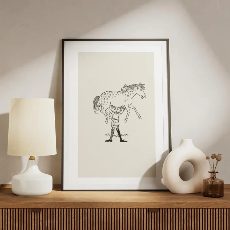 affiche de fifi brindacier soulevant son cheval illustration classique en noir e meuble.webp