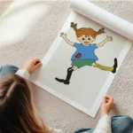 affiche de fifi brindacier une fille rousse souriante avec des tresses levant le en rouleau.webp