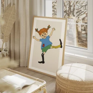 affiche de fifi brindacier une fille rousse souriante avec des tresses levant le salon beige.webp