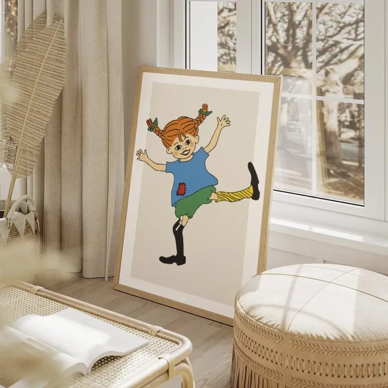 affiche de fifi brindacier une fille rousse souriante avec des tresses levant le salon beige.webp