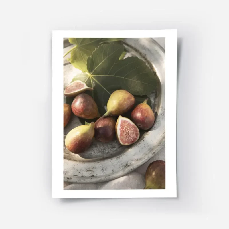 affiche de figues dete mures sur une assiette avec des feuilles vertes jouant su.webp