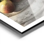 affiche de figues dete mures sur une assiette avec des feuilles vertes jouant su aluminium.webp