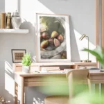 affiche de figues dete mures sur une assiette avec des feuilles vertes jouant su bureau.webp