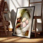 affiche de figues dete mures sur une assiette avec des feuilles vertes jouant su encadre.webp