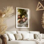 affiche de figues dete mures sur une assiette avec des feuilles vertes jouant su salon.webp