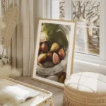 affiche de figues dete mures sur une assiette avec des feuilles vertes jouant su salon beige.webp