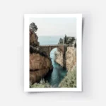 affiche de fiordo di furore avec un pont en pierre et une mer turquoise.webp