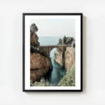 affiche de fiordo di furore avec un pont en pierre et une mer turquoise avec cadre.webp
