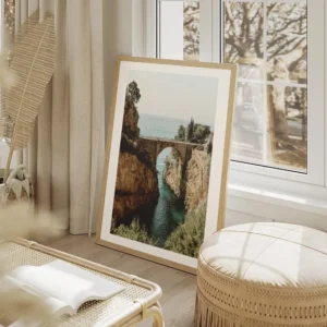 affiche de fiordo di furore avec un pont en pierre et une mer turquoise salon beige.webp
