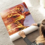 affiche de flash super heros courant laissant des trainees de lumiere oranges et au sol.webp