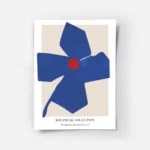 affiche de fleur abstraite bleue avec un cercle rouge au centre sur fond beige p.webp