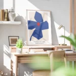 affiche de fleur abstraite bleue avec un cercle rouge au centre sur fond beige p bureau.webp