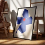 affiche de fleur abstraite bleue avec un cercle rouge au centre sur fond beige p encadre.webp