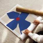 affiche de fleur abstraite bleue avec un cercle rouge au centre sur fond beige p enroule.webp