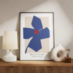 affiche de fleur abstraite bleue avec un cercle rouge au centre sur fond beige p meuble.webp