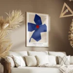 affiche de fleur abstraite bleue avec un cercle rouge au centre sur fond beige p salon.webp