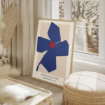 affiche de fleur abstraite bleue avec un cercle rouge au centre sur fond beige p salon beige.webp