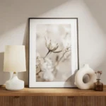 affiche de fleur beige clair sechee en gros plan avec des lignes foncees sur les meuble.webp