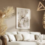 affiche de fleur beige clair sechee en gros plan avec des lignes foncees sur les salon.webp