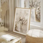 affiche de fleur beige clair sechee en gros plan avec des lignes foncees sur les salon beige.webp