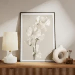 affiche de fleur blanche delicate avec tige verte sur fond beige clair meuble.webp