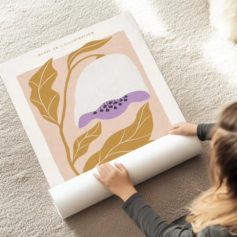 affiche de fleur blanche et lilas a feuilles jaunes sur fond rose clair typograp au sol.webp
