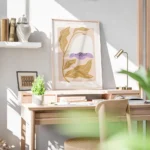 affiche de fleur blanche et lilas a feuilles jaunes sur fond rose clair typograp bureau.webp