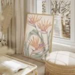 affiche de fleur oiseau de paradis avec des fleurs oranges et violettes sur fond salon beige.webp