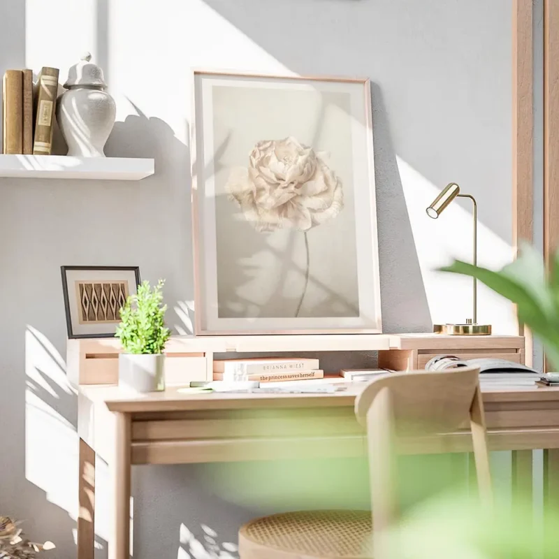 affiche de fleur rose pale vintage petales delicats sur fond texture beige bureau.webp