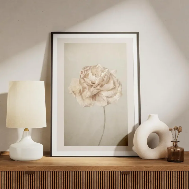 affiche de fleur rose pale vintage petales delicats sur fond texture beige meuble.webp