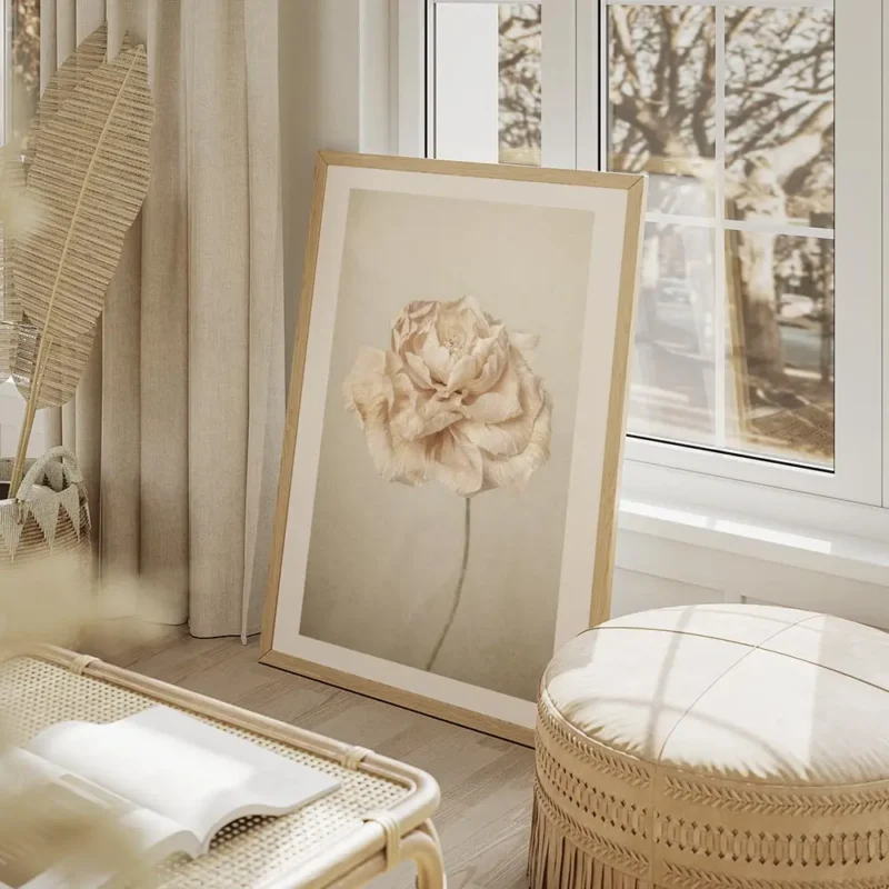 affiche de fleur rose pale vintage petales delicats sur fond texture beige salon beige.webp