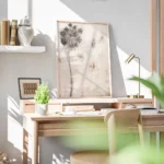 affiche de fleur sechee abstraite beige et blanche avec des ombres sur un fond c bureau.webp