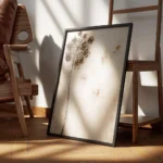 affiche de fleur sechee abstraite beige et blanche avec des ombres sur un fond c encadre.webp