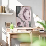 affiche de fleur violette avec des branches vertes sur fond rose clair style pei bureau.webp