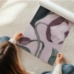 affiche de fleur violette avec des branches vertes sur fond rose clair style pei en rouleau.webp