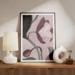 affiche de fleur violette avec des branches vertes sur fond rose clair style pei meuble.webp