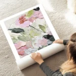 affiche de fleurs abstraites avec une peinture texturee en rose vert et blanc au sol.webp