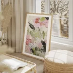 affiche de fleurs abstraites avec une peinture texturee en rose vert et blanc salon beige.webp