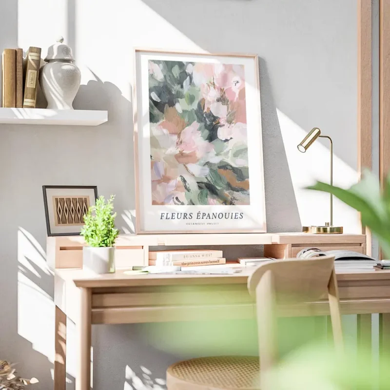 affiche de fleurs abstraites roses et vertes avec un texte bleu et typographie n bureau.webp