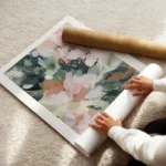 affiche de fleurs abstraites roses et vertes avec un texte bleu et typographie n enroule.webp