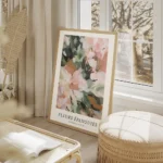affiche de fleurs abstraites roses et vertes avec un texte bleu et typographie n salon beige.webp