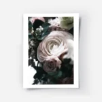 affiche de fleurs aux tons doux avec une grande fleur rose pale et des feuilles .webp