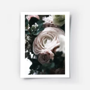 affiche de fleurs aux tons doux avec une grande fleur rose pale et des feuilles .webp
