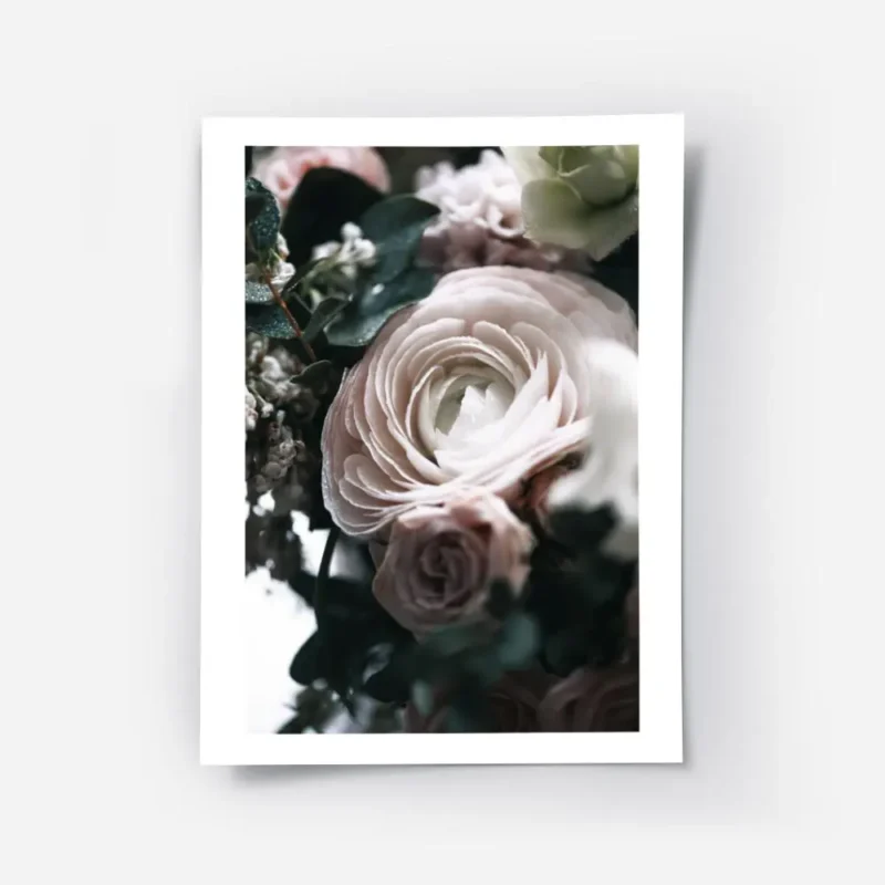 affiche de fleurs aux tons doux avec une grande fleur rose pale et des feuilles .webp