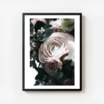 affiche de fleurs aux tons doux avec une grande fleur rose pale et des feuilles avec cadre.webp