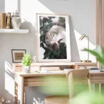 affiche de fleurs aux tons doux avec une grande fleur rose pale et des feuilles bureau.webp