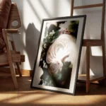 affiche de fleurs aux tons doux avec une grande fleur rose pale et des feuilles encadre.webp