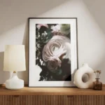 affiche de fleurs aux tons doux avec une grande fleur rose pale et des feuilles meuble.webp