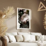 affiche de fleurs aux tons doux avec une grande fleur rose pale et des feuilles salon.webp