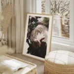 affiche de fleurs aux tons doux avec une grande fleur rose pale et des feuilles salon beige.webp